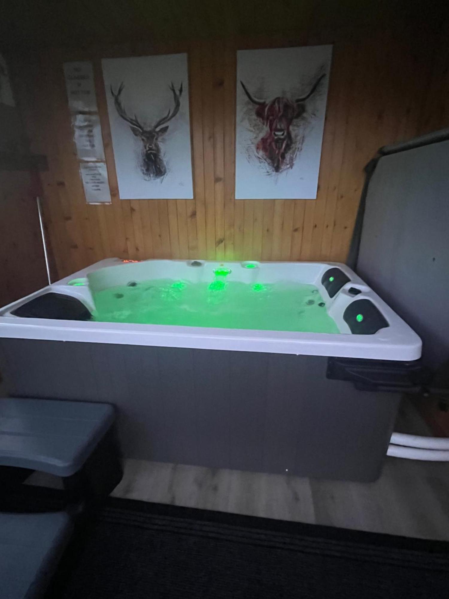 Ben Nevis Manor Lodge & Indoor Private Hot-Tub Fort William Exterior photo