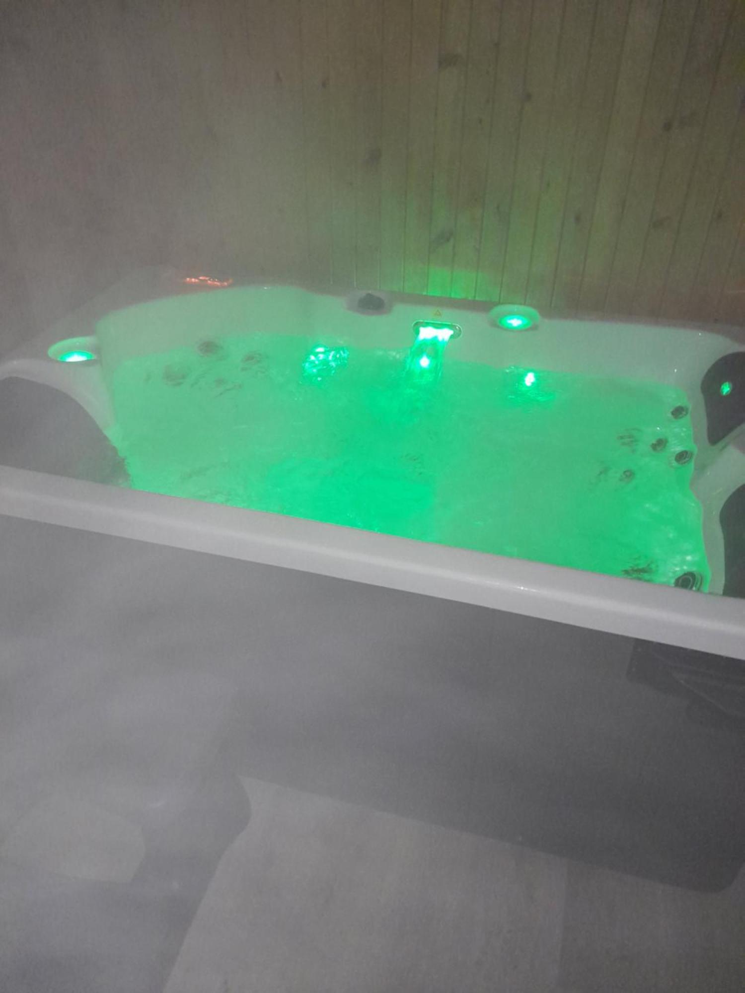 Ben Nevis Manor Lodge & Indoor Private Hot-Tub Fort William Exterior photo