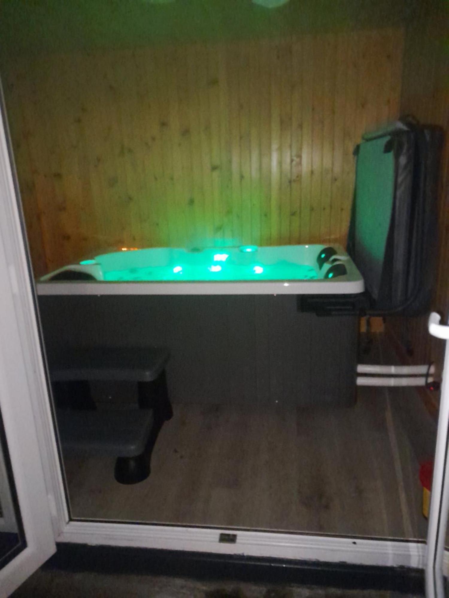 Ben Nevis Manor Lodge & Indoor Private Hot-Tub Fort William Exterior photo